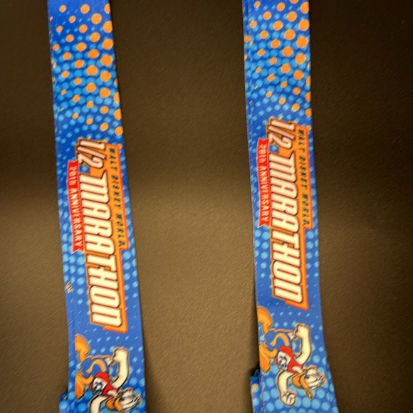 Disney Run 2017 2 medals Half Marathon 13.1 Donald Duck 20th Anniversary - Picture 4 of 5